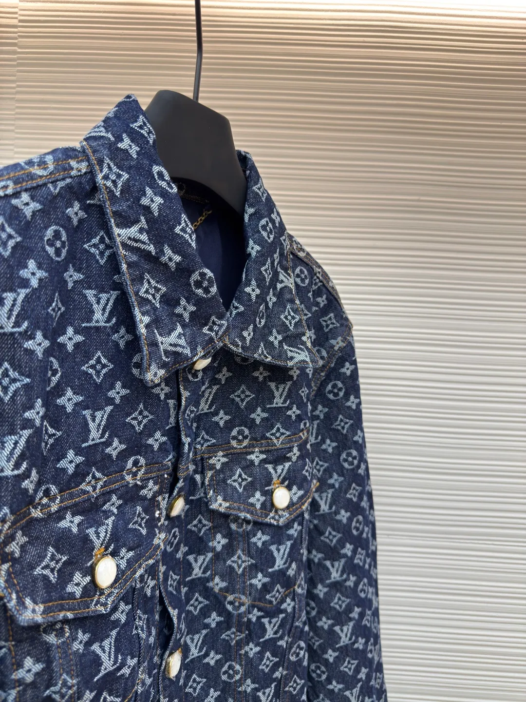 LOUIS VUITTON Presbyopia all-over printed denim jacket ●Authentic product: Purchased and developed by 23639 ●Item number: 1680010-B55 ●Fabric: Denim denim fabric ●Technology: Jacquard production ●Version: fitted version ●Weight: about 850 grams ●Size: 46-48-50-52 ●Description: The fabric is made of denim, full of Monogram jacquard pattern, and is decorated with hot-drilling technology to form the brand's classic pattern. The waist is made of old flocked leather tags, and the hardware is molded. The overall routing is straight and delicate. The fabric is comfortable and soft, and the color is consistent without color difference. It can be matched with the same style to create a fashionable look and control various occasions. Customized accessories, complete with three standards, same style for men and women.
